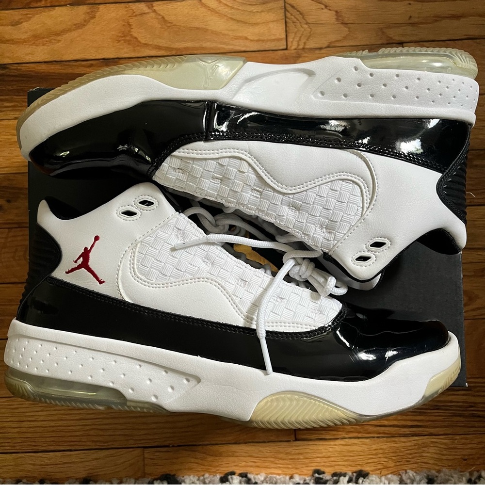 Nike Jordan Max Aura 2 GS White Gym Red Men size 10.5